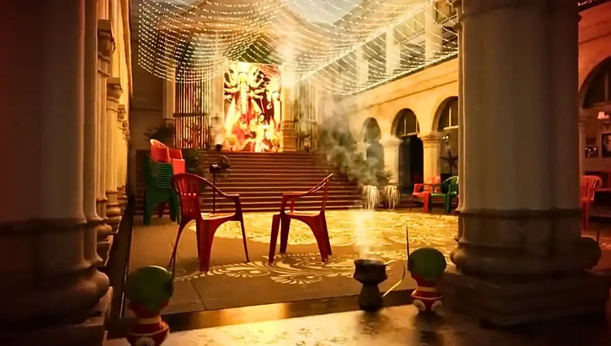 ছবিতে একটি বাড়িতে মা দূর্গার আরাধনা